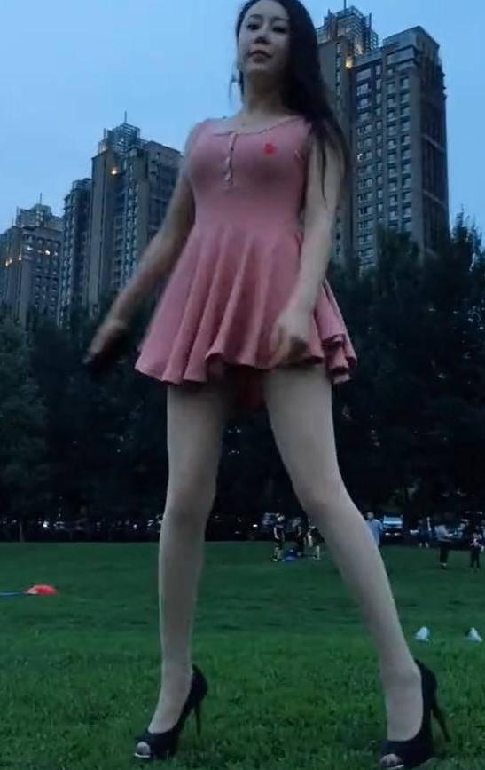 街拍：公园草坪上的肉丝袜小姐姐，空有一副御姐身材，没好好利用