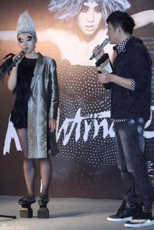 女星的那些奇葩高跟鞋,看着都难受,穿上真的是有勇气!