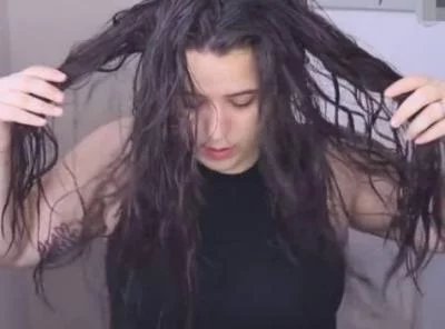 女子用可乐洗头一年，头发变成这样，她自己都表示难以置信