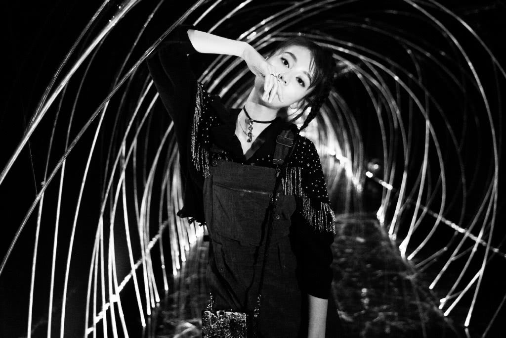 乔欣背带短裙秀美腿，脚踩红色短靴抓着大门凹造型，姿态诱人