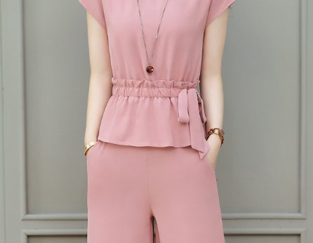 70后嫂子，出门从不穿连衣裙!就穿阔腿裤套装，高雅洋气显嫩美