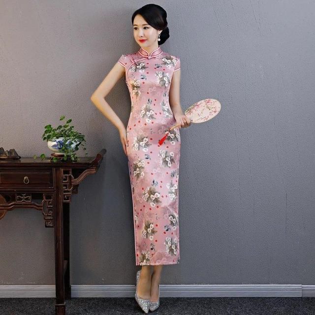 复古旗袍美人，静坐雅室，矜贵端庄气悠扬