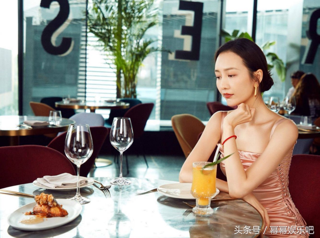 王鸥身穿香槟色连衣裙，撞衫迪丽热巴、张雪迎，三位女神谁更美?