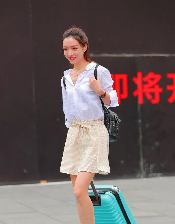  【设计】街拍:小姐姐一款颜色淡雅的连衣长裙,显得非常俏皮可爱
