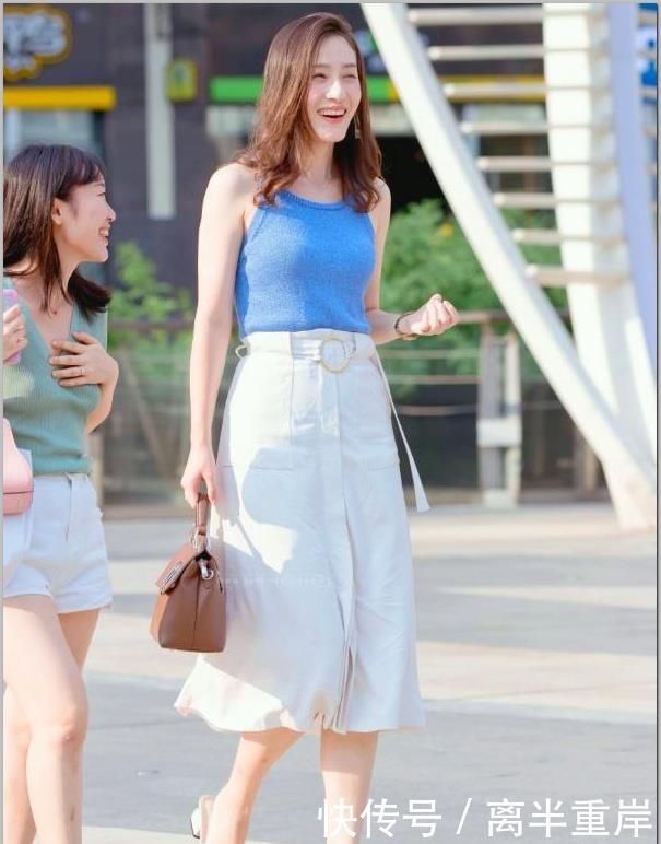 漂亮■街拍：穿蓝色露背背心的美女,身材漂亮妩媚,倩影真好看呀！