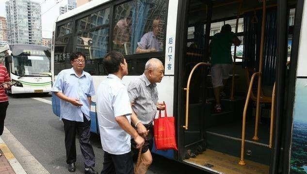 大妈拿残疾证坐公交，司机要检查遭乘客指责，司机一句话乘客愣了