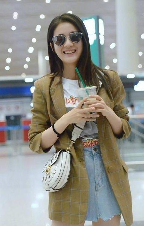 董洁年近40又怎样？穿短裤看腿只有18，21岁张雪迎都做不到