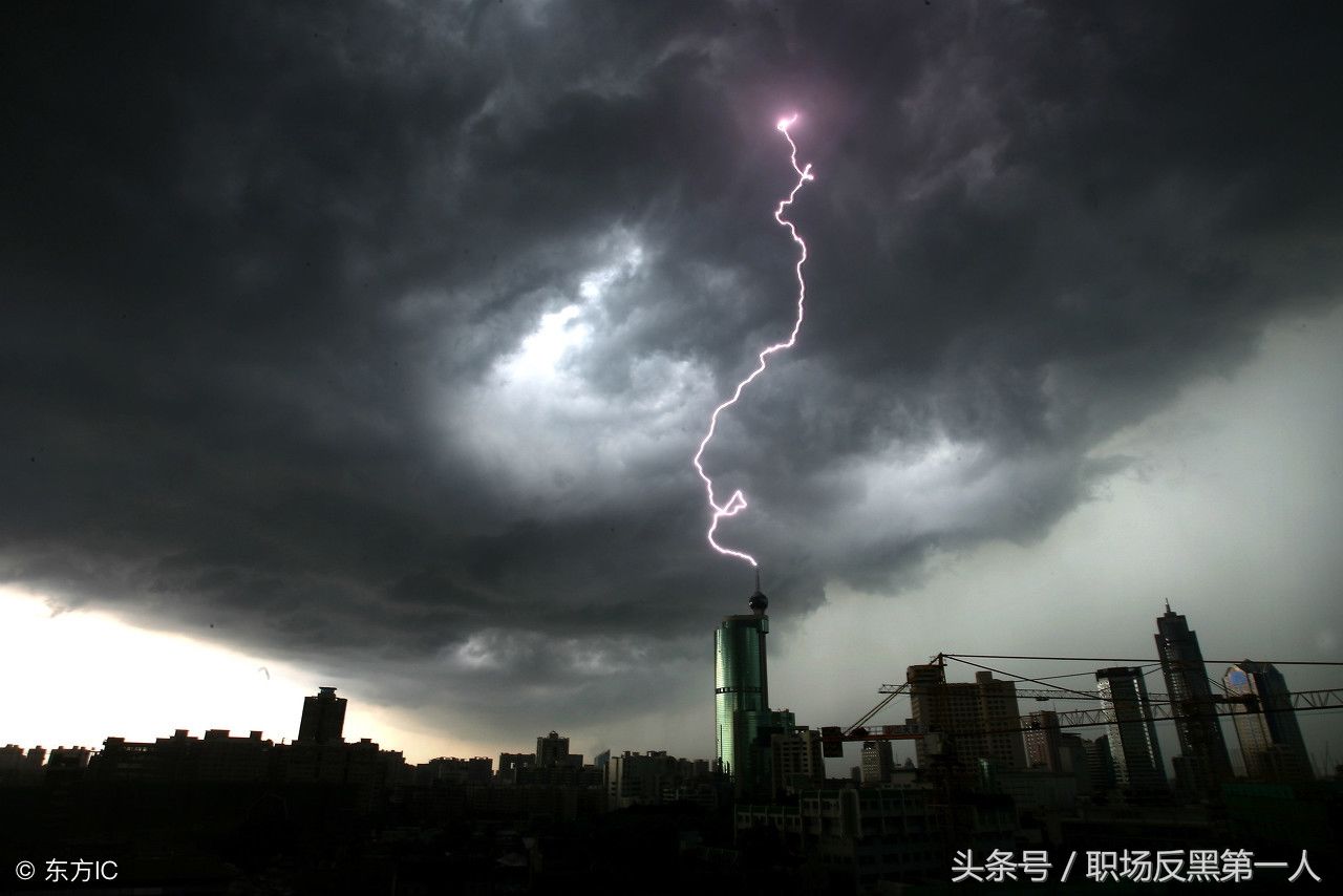 广东佛山:台风艾云尼,乌云密布,如世界未日