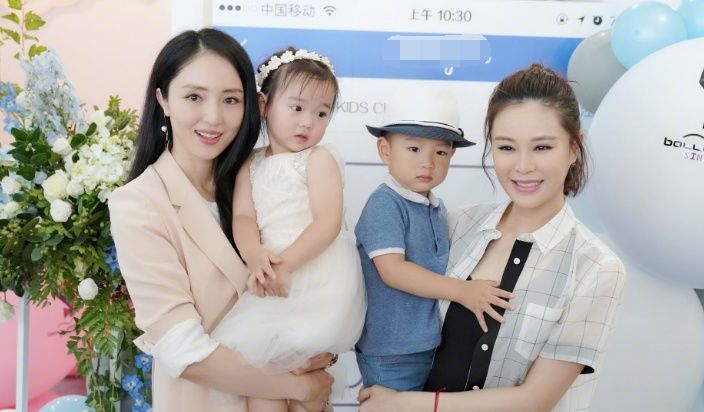 董璇正面怼网友，否认故意删除负面评论，承认过几天返回北京聚会