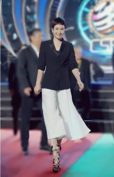 49岁蒋雯丽亮相机场,一身休闲穿搭气场十足,网友:看着也就30岁