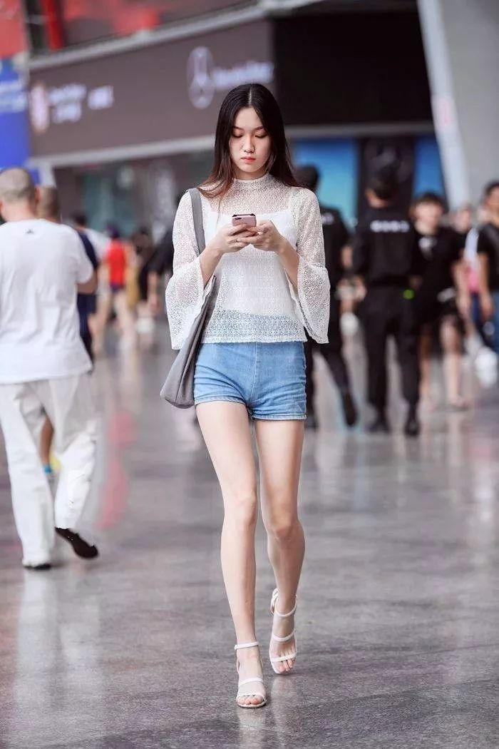  自信|街拍：青春气息洋溢的小美女，多姿的身段，流露出自信的美感