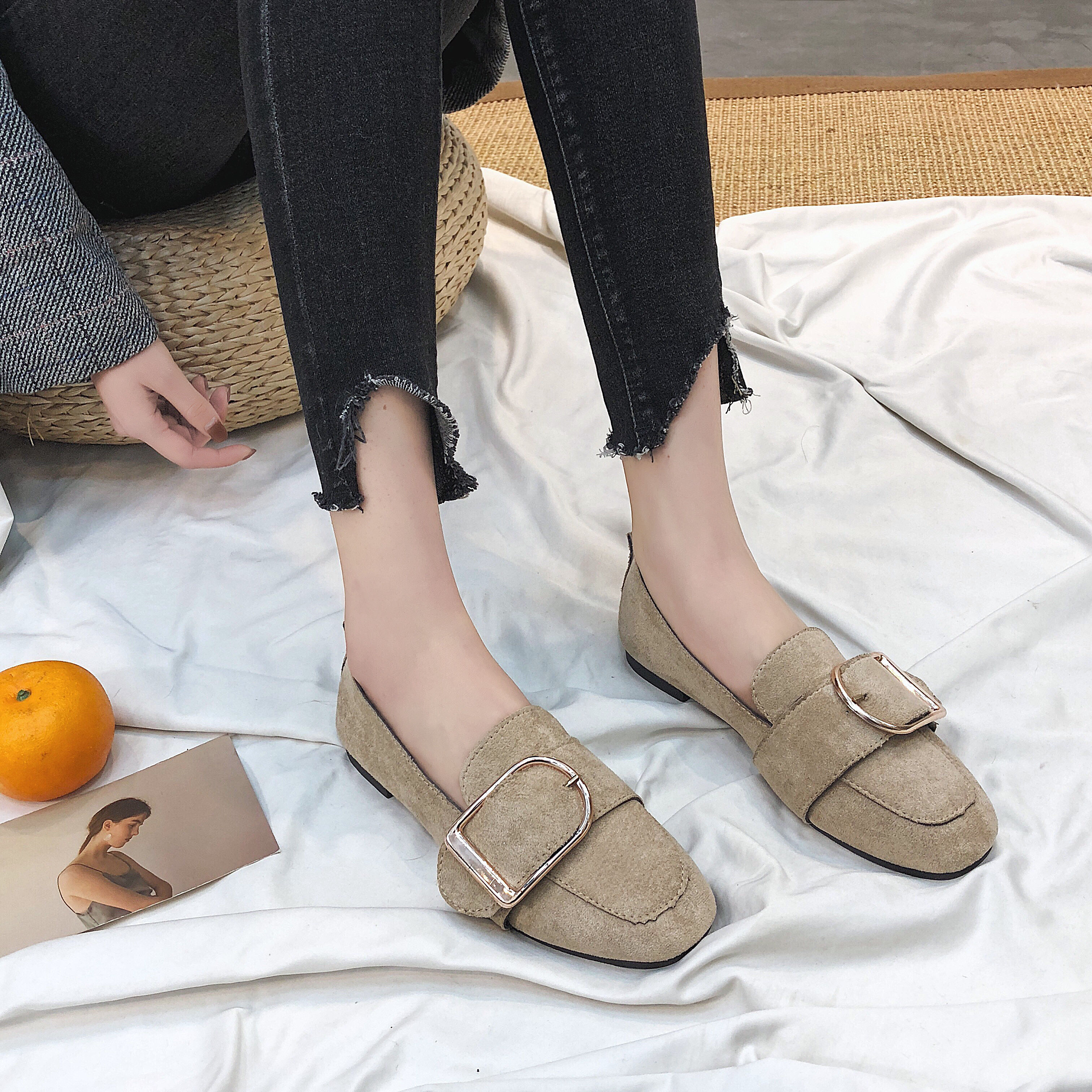 难怪呢!小姨不穿高跟鞋了，穿上时尚凉拖，显得脚更白嫩呢