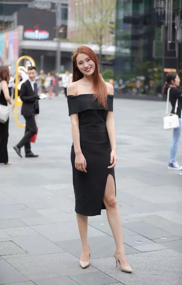 身穿|街拍:面带微笑的小美女,身穿吊带背心配黑色短裙,青春活力气息
