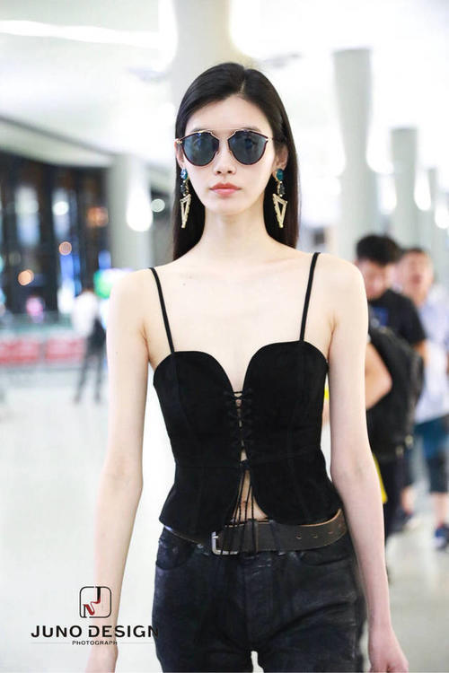 奚梦瑶黑色吊带搭配紧身裤和过膝靴,网友:穿成这样我是不敢出门