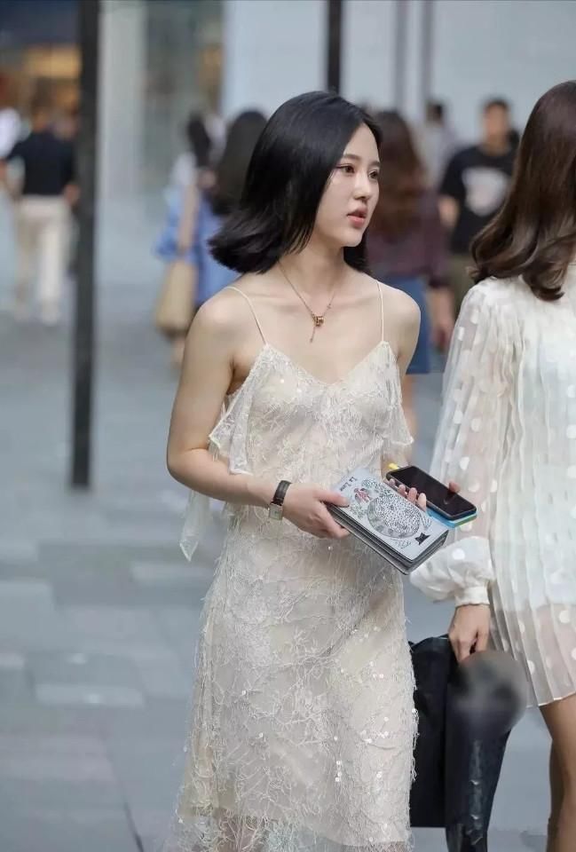 街拍:回眸一笑 摄人心魂 ,图五美女 像极了周迅