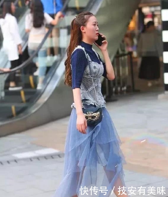  「气质」街拍美女：身材曼妙的小姐姐，搭配吊带连衣裙，性感魅力十足！