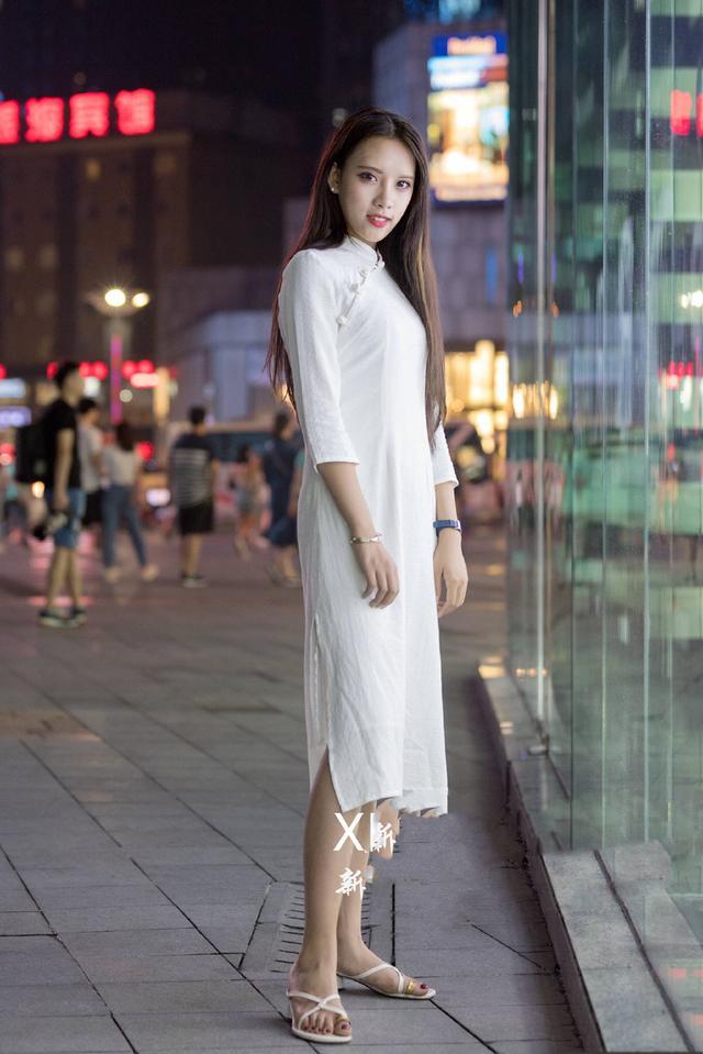 街拍:美女们搭配新潮时尚,小蛮腰引人注目