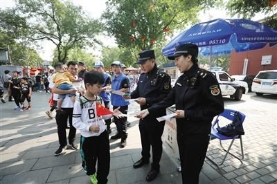 国庆北京城管“实名盯守”景区秩序