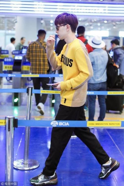 邓伦启程米兰时装周，机场大秀一番与粉丝挥手告别