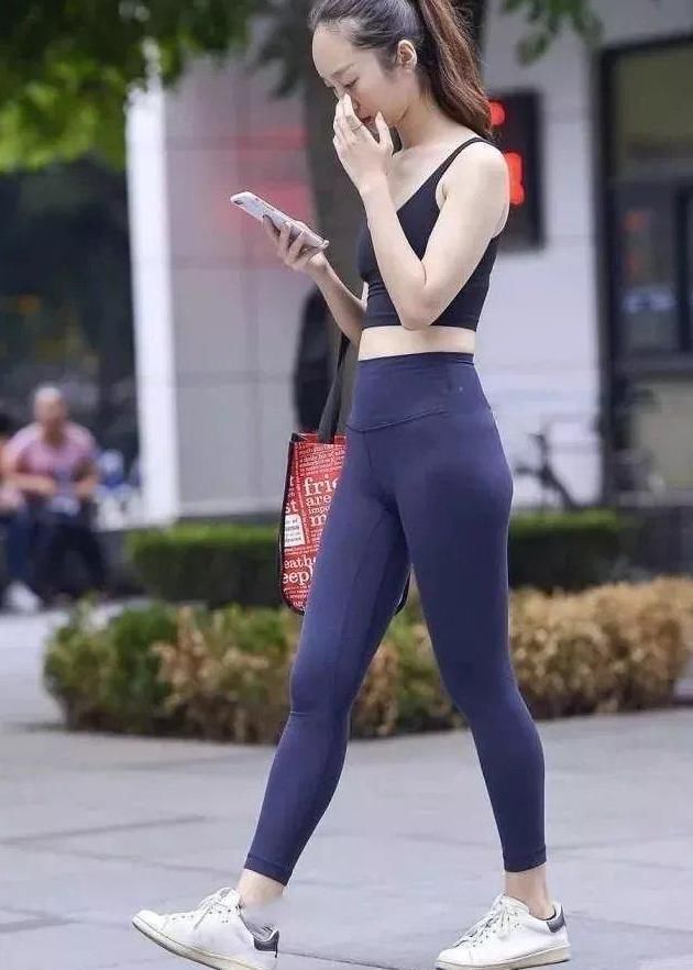 高挑的MM, 象牙白色的牛仔热裤, 选择一条时尚的路!