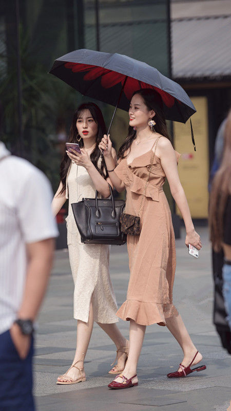 街拍路人，高跟鞋最经典的搭配参考，让你诠释时尚的魅力