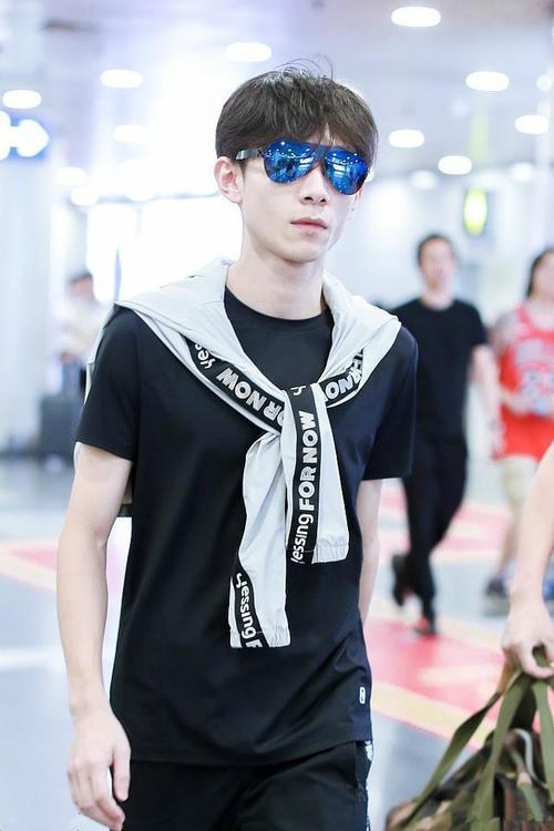 26岁张一山气质很社会！一身黑衣装扮现身，老奶奶式发箍亮眼十足