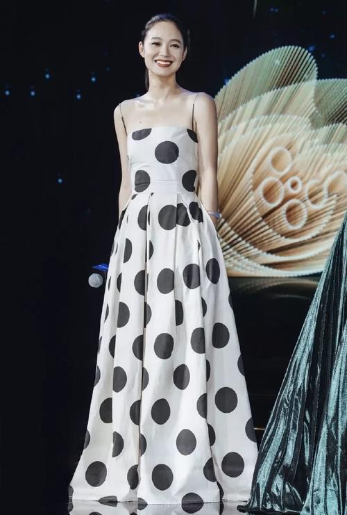 没有网红锥子脸，40岁的周韵告诉你，什么才是不惧岁月的真美人！