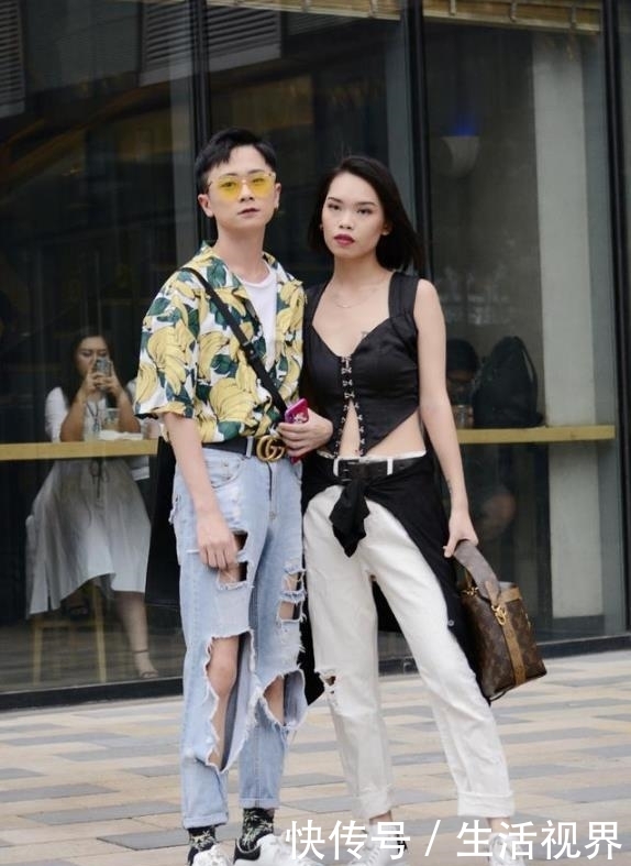 【美女】美女街拍身材高挑的小姐姐,穿搭紧身裤,轻松走在时尚前沿