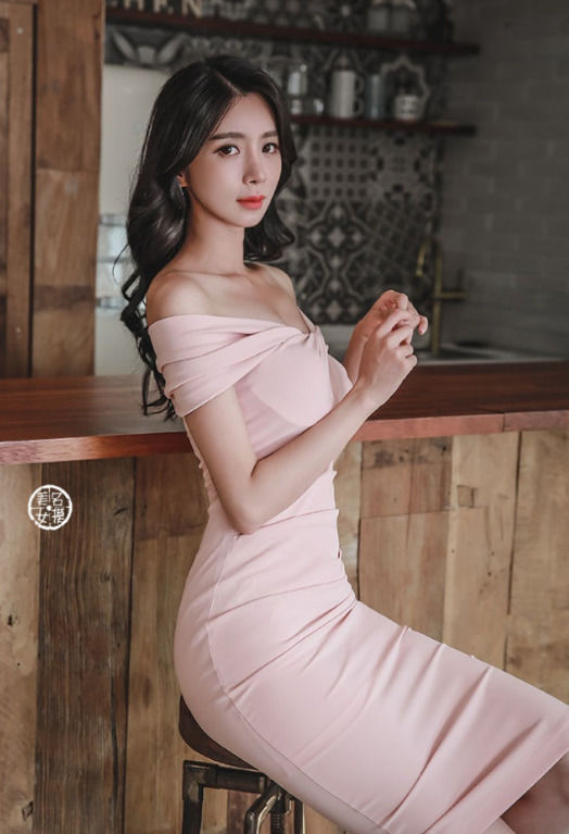 性感女神：小姐姐一袭紧身包臀裙，尽显庄重大气的美