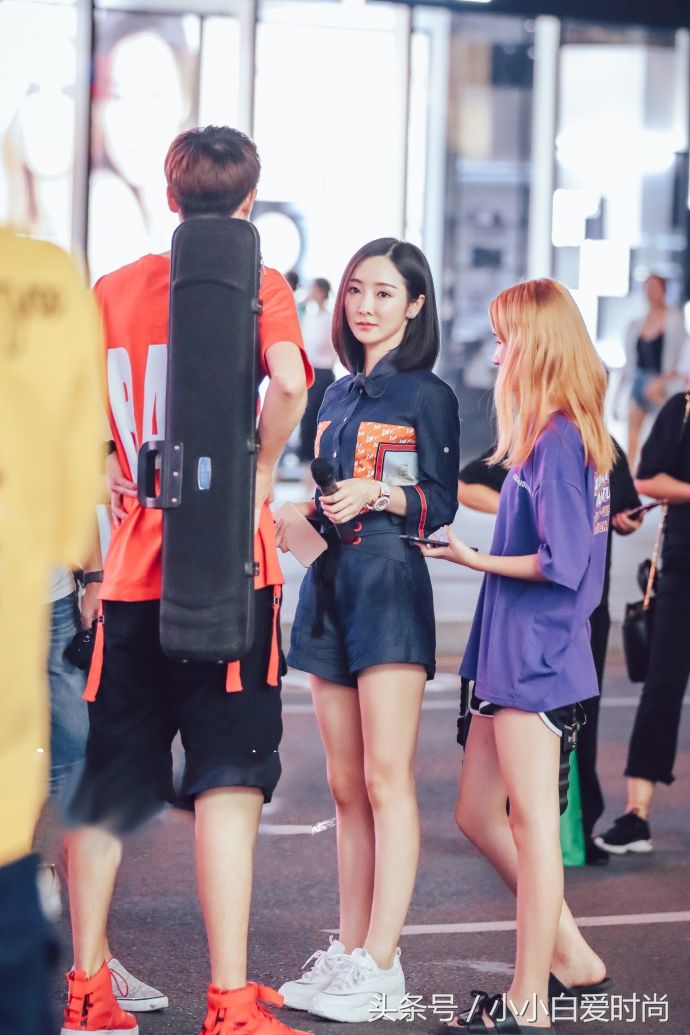 街拍:图四穿“透视装”上街，好前卫的装扮，果然很有杀伤力!