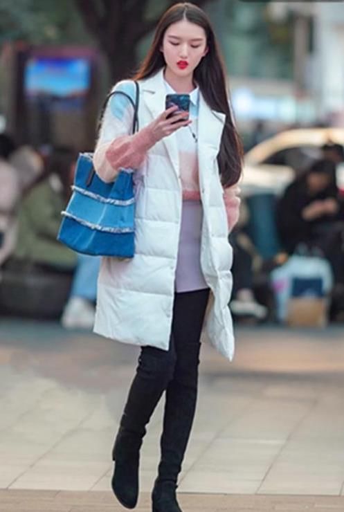  #搭配#街拍：身材苗条的美女，一条绿色的连衣裙，时尚唯美好身材