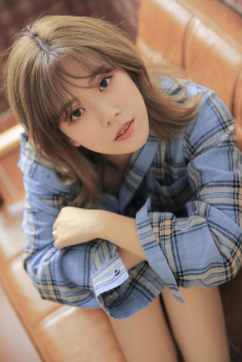 性感衬衣美女低胸大长腿极品写真