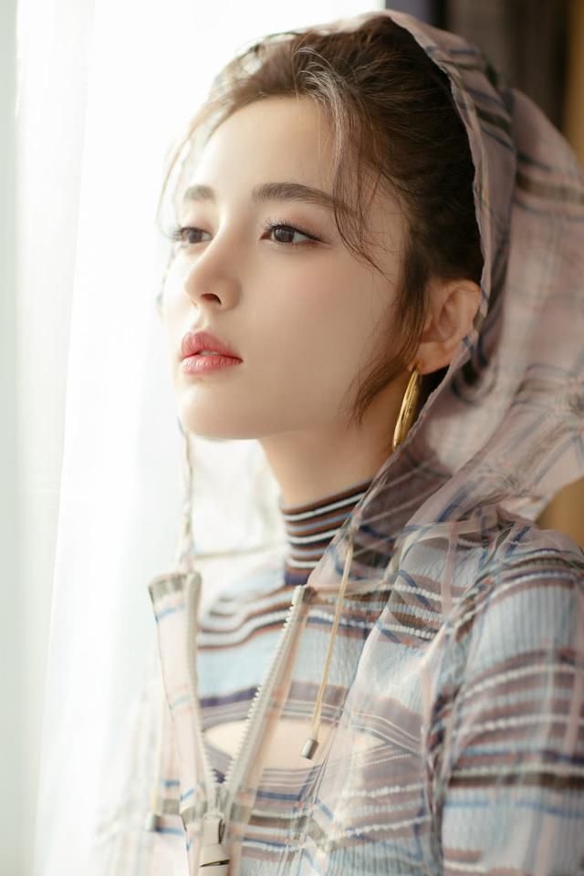 古力娜扎还真是会搭，袜子露出鞋子外一样潮流，网友：腿长的优势