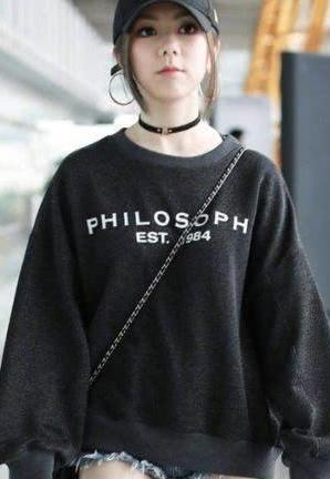 邓紫棋对自己太狠了！短裤直接短到尽头，网友：三角形状挺明显！