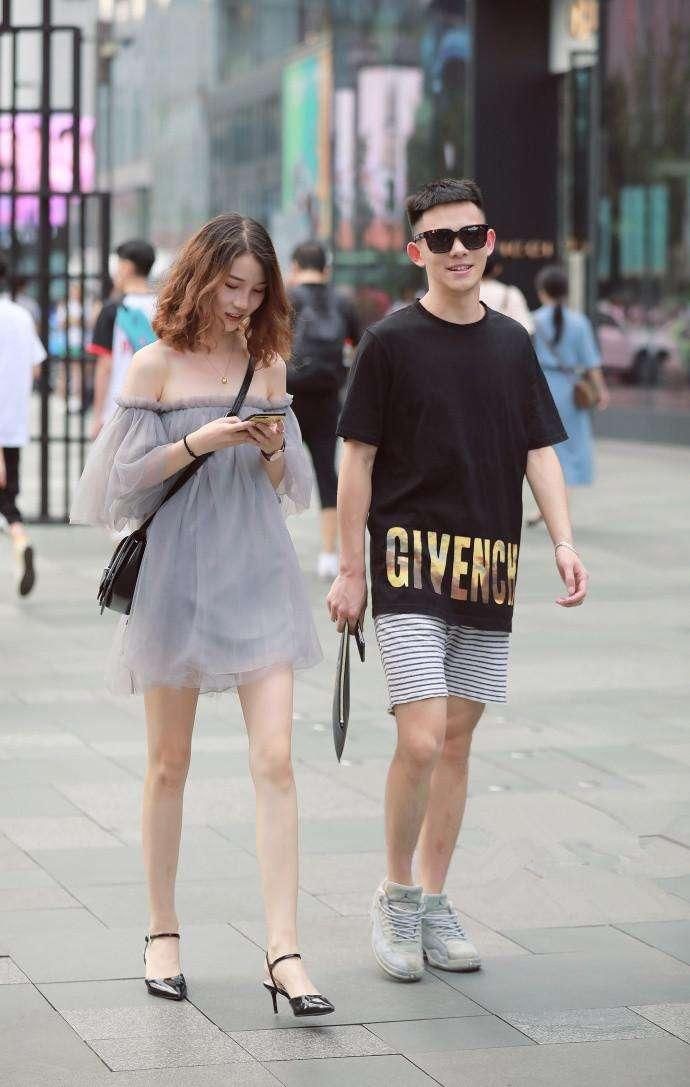 黑色格调的露脐装T恤穿搭，让小姐姐看起来更加性感与魅力!