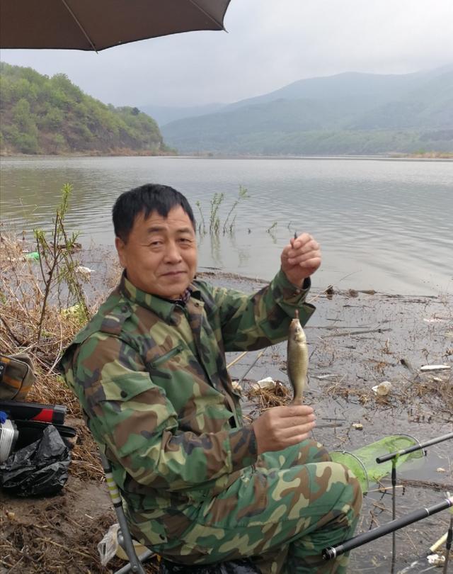  兰湖：母亲节延吉海兰湖垂钓，斤鲫拽走鱼竿很嚣张
