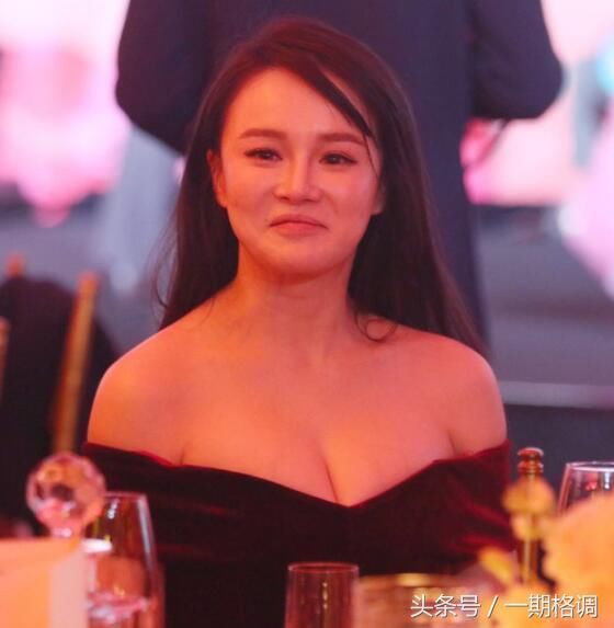 冉莹颖火辣露脐,牛仔裤开几十个破洞,网友:还戴肚脐钉,艳俗!