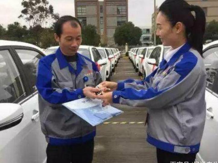 浙江老板买百辆吉利远景，送给员工一人一辆，员工：我可不要！