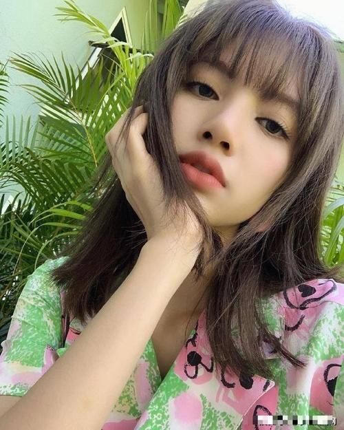  『十足』Lisa化身海岛少女＂红绿扎染上衣+牛仔热裤＂风情十足！
