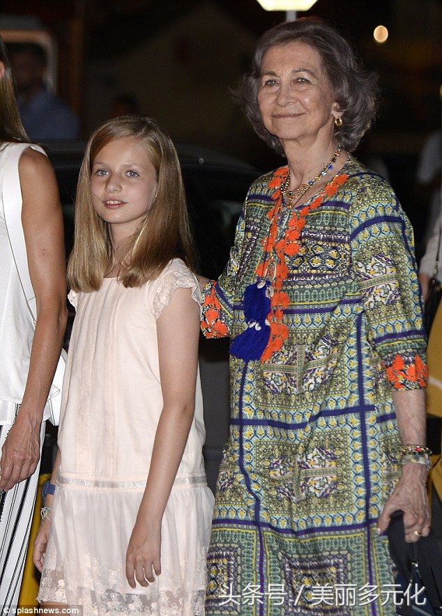 西班牙王后莱蒂齐亚海岛度假，身穿黑白条纹裤，美出新高度!