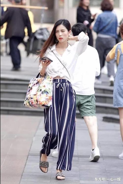 街拍:气质迷人个性的小姐姐,外表上柔美自然很吸引目光!