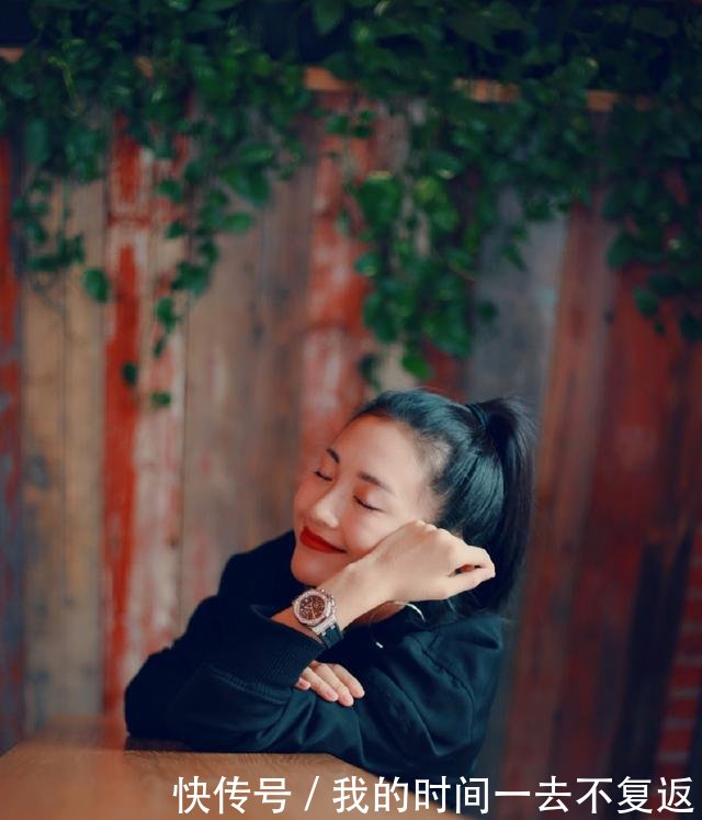 包文婧身穿吊带背心+阔腿裤，165身高穿出2米的气场，美炸了