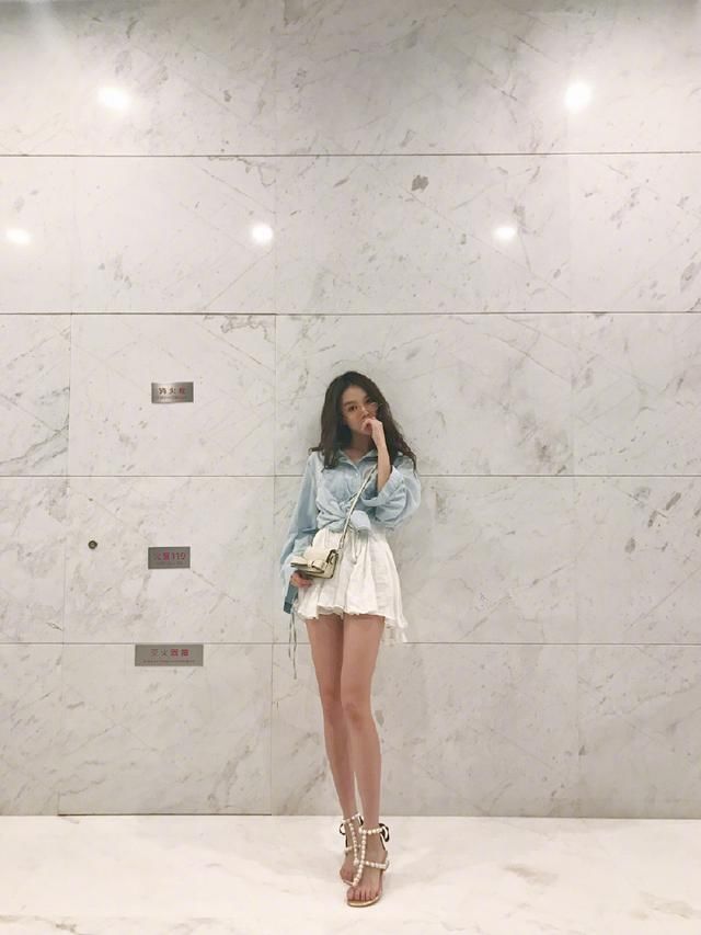 25岁黄一琳为了显身材真敢穿，亮片紧身裙真显s型