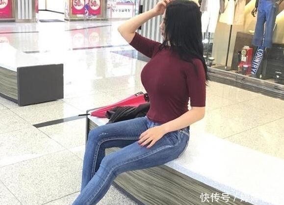  『舒适』街拍：时尚穿搭的牛仔裤美女，展现优雅简约的时尚姿态，好看