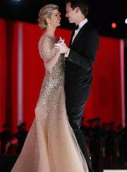 37岁的伊万卡：透视衣风情万种，最后一张凸显血脉偾张的身材！