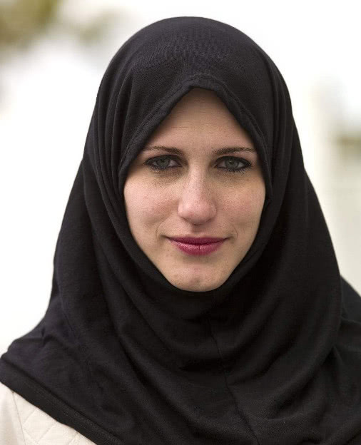 伊朗美女来中国，刚下飞机就哭着喊着要回家，原因让大家很是意外