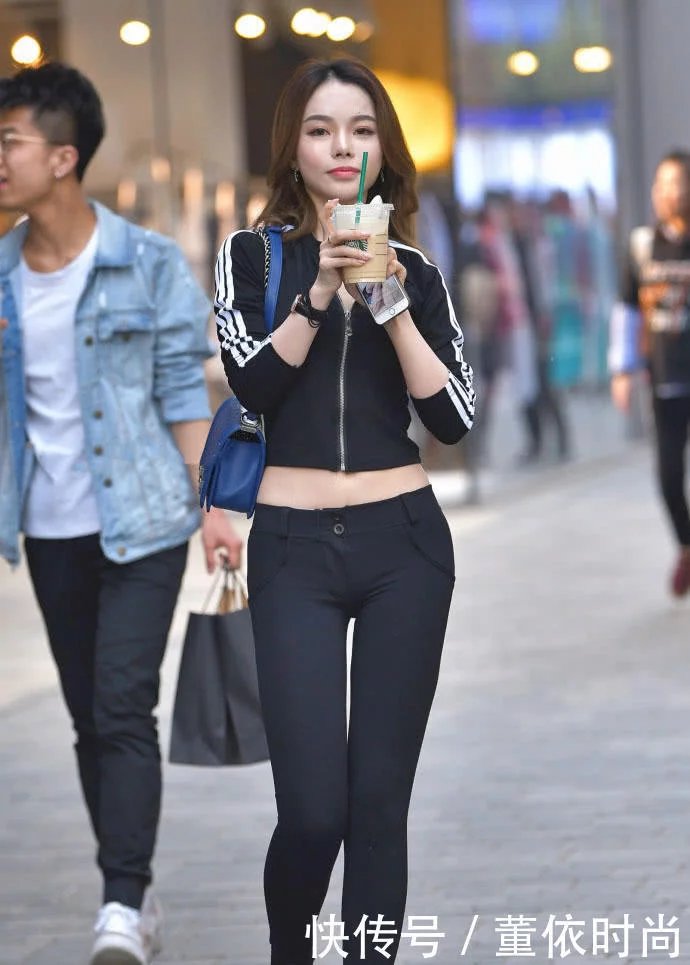 成熟小女人一袭紧身裤尽显紧迷人身姿，30岁的女人依然姿色迷人，