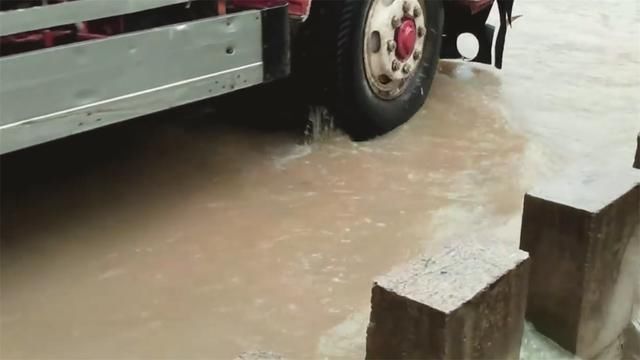 老外发明挡水“神器”1小时可装200米，比传统沙袋快