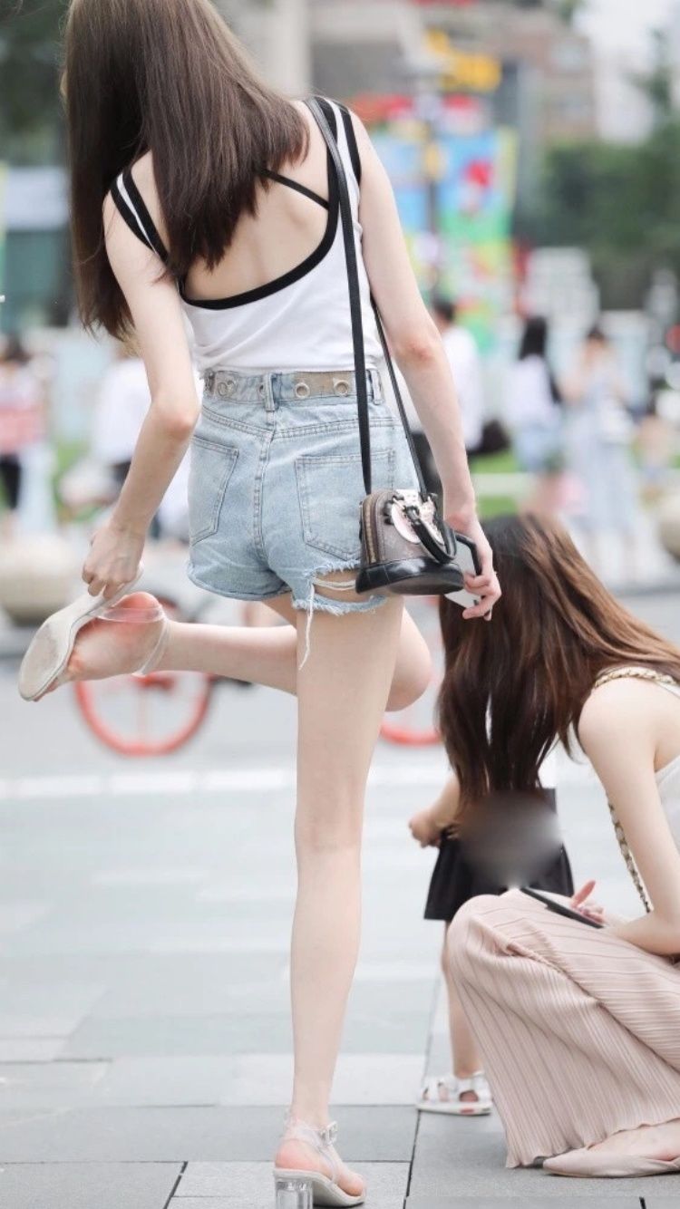 性感街拍丨腿超级长的美女，当街翘起臀来整理鞋子!