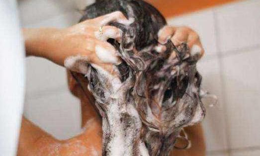 『头发』头发隔多久洗一次才适合?很多人都做错了,难怪头发越掉越多